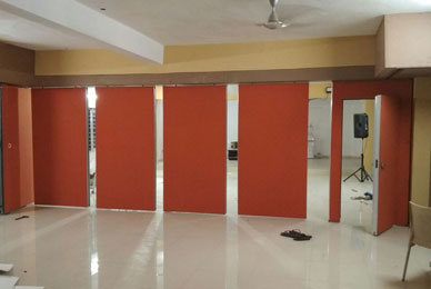Sliding folding partition used in conference room for flexible space division